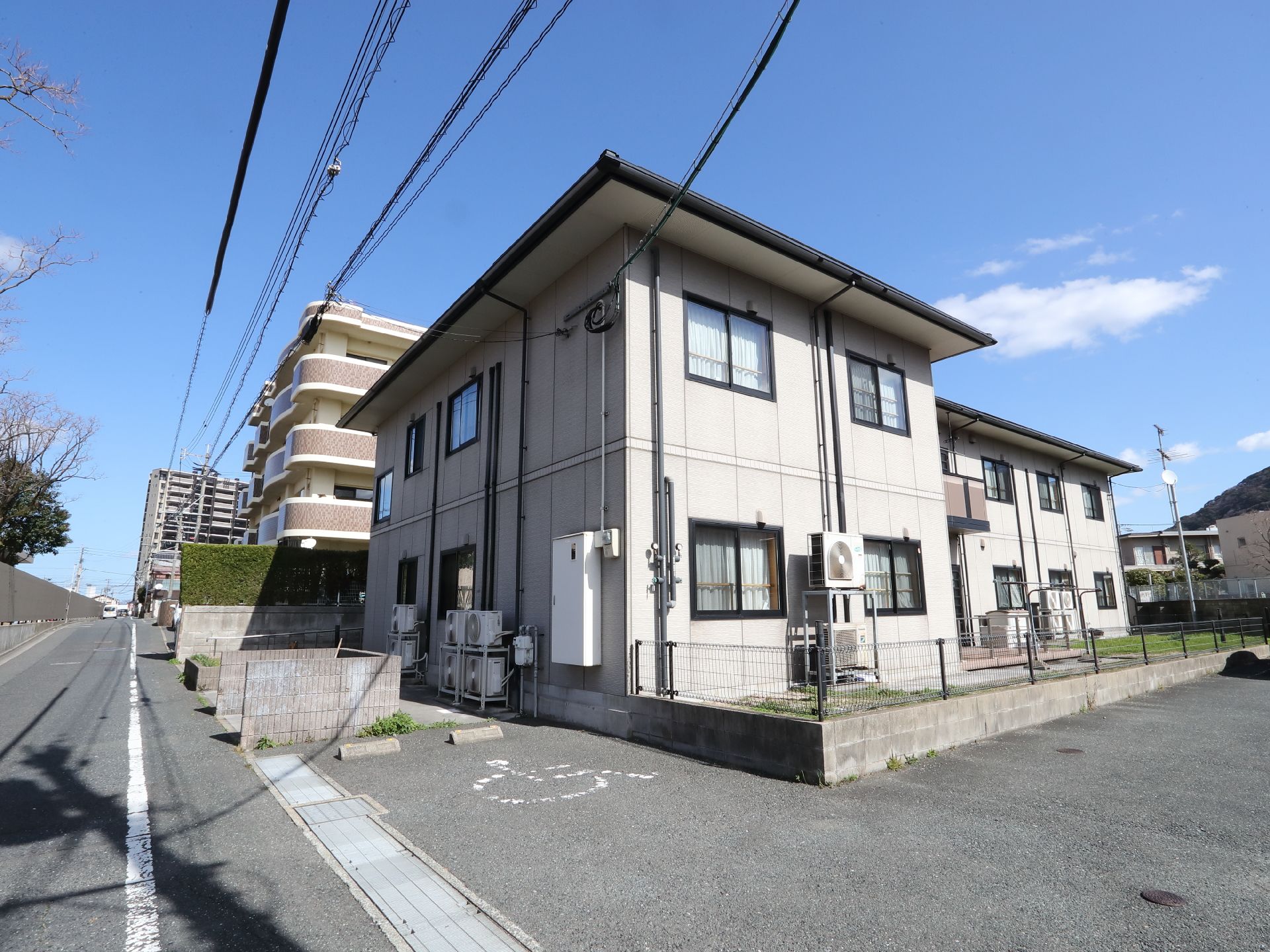 2階建てのグループホームの外観