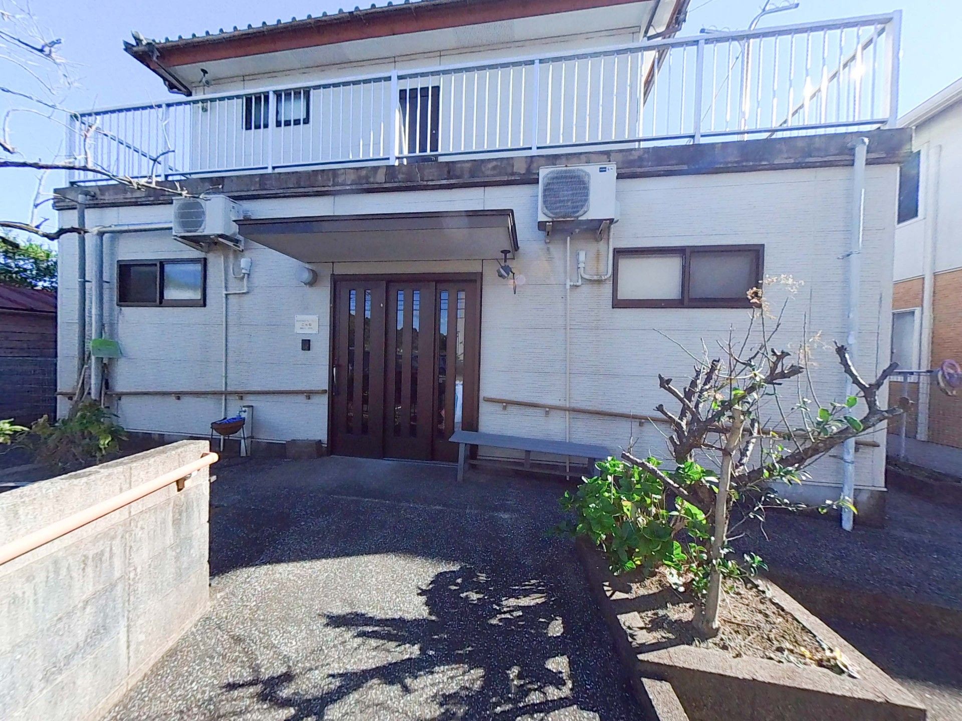 エントランスが見える静かな場所