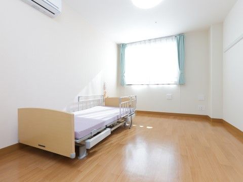 「プレザンメゾンさいたま南与野」居室。明るい空間で快適な生活が可能。