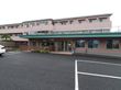 施設の建物は3階建てで、上階にはベランダを設置している。壁の色は淡いピンクで、屋根部分にはグリーンを使っている。