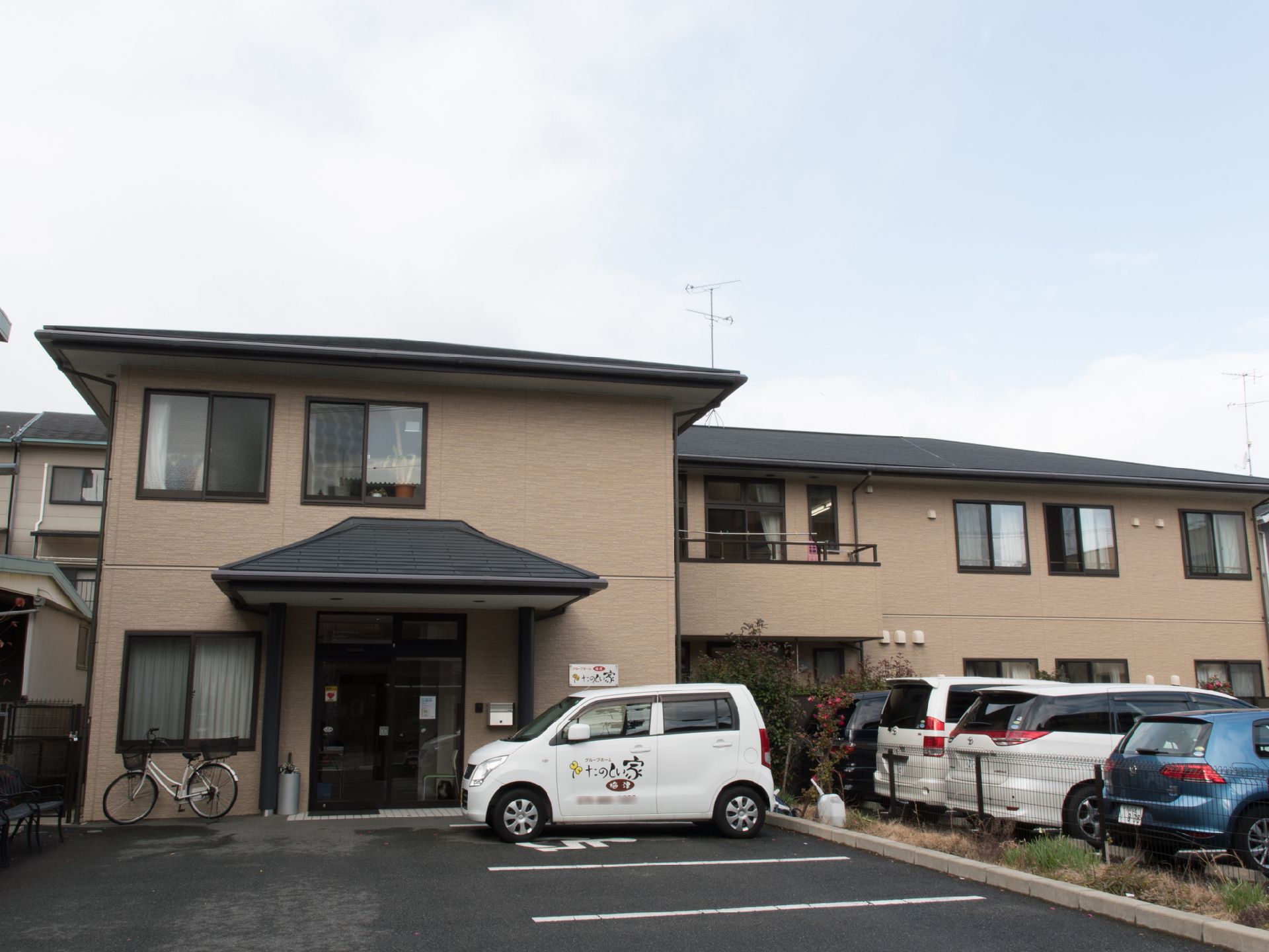 2階建ての建物になっている。玄関の目の前が駐車場で送迎の時に利用者がたくさん歩く必要がなく、便利な仕様になっている。