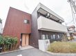 茶色の外装とツートンカラーになったデザイン性の高い建物になっている。木目調の親子ドアがエントランスになっている。