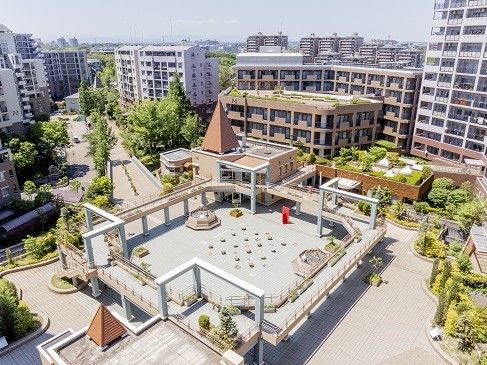 「ゆうらいふ横浜」の外観。高層マンション住宅が周辺に有り、未来都市風の周りの環境が施されている。