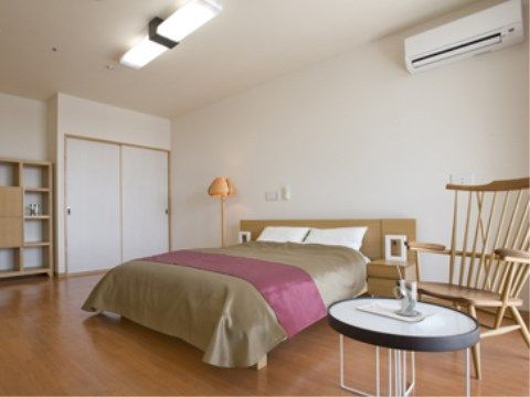 「グランヴィル前橋（介護付・住宅型複合施設）」の2人部屋。夫婦で一緒に寝られるダブルベッドを完備している。