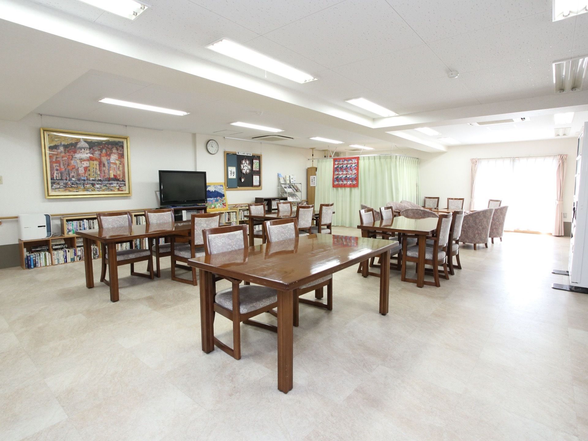 ホーム内の多目的室は、食事やレクリエーションなどの時に用いられている。入居者様の共有スペースである。