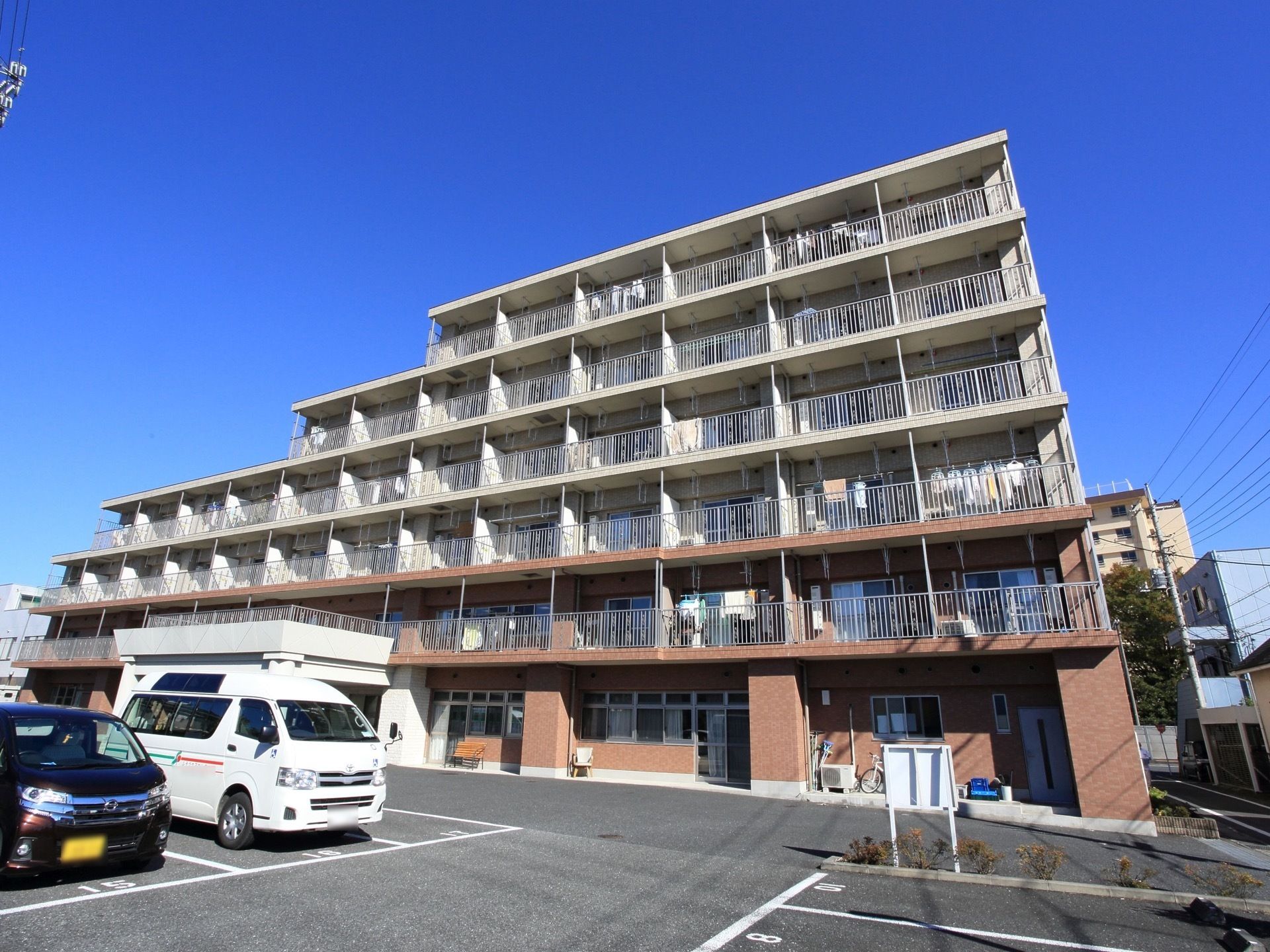 ホームは６階建てである。上階に進むにつれて部屋の数が減っていく形状をしている。各部屋にベランダがある。