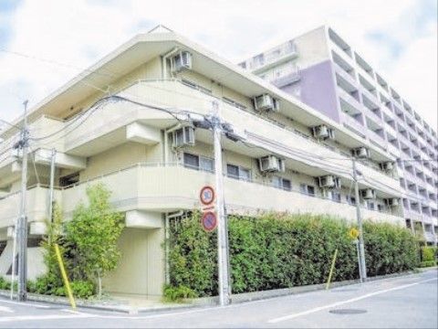 外観。清潔感溢れる、高級マンションのような外観を誇る介護向け設計の建物外観。