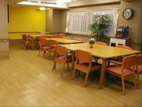 ダイニング。車いすでのご利用が楽に行える設計・テーブルセットとなっております。