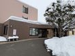 雪に囲まれた建物の入口