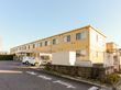 黄色の見た目で横に長い外観