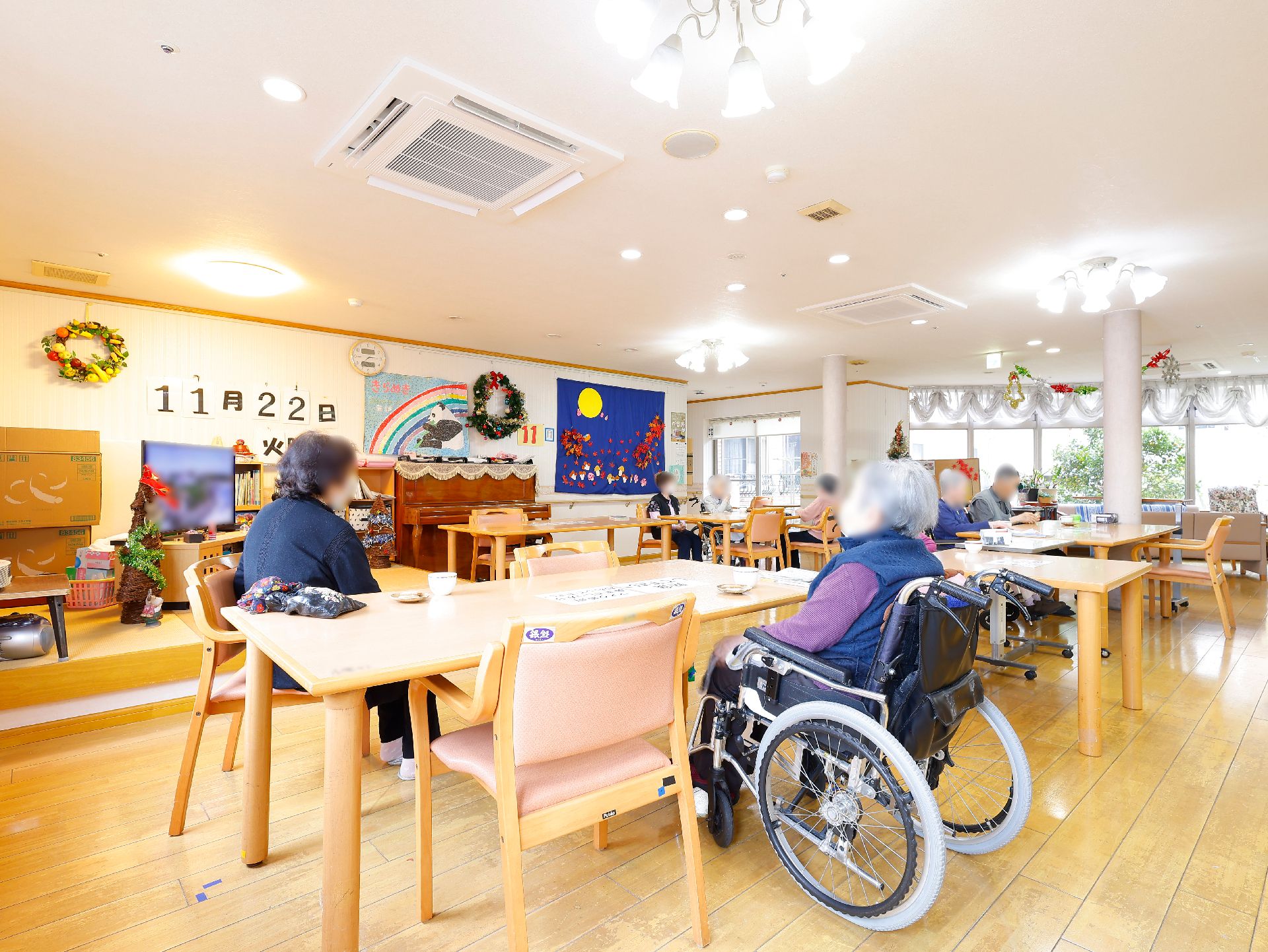 椅子やテーブルが置かれ、入居者が自由に行動できる場である共有スペース