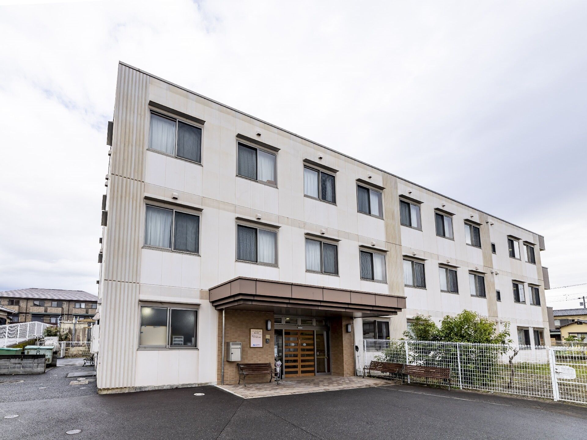 統一感のある落ち着いた色合いのモダンな老人ホーム外観