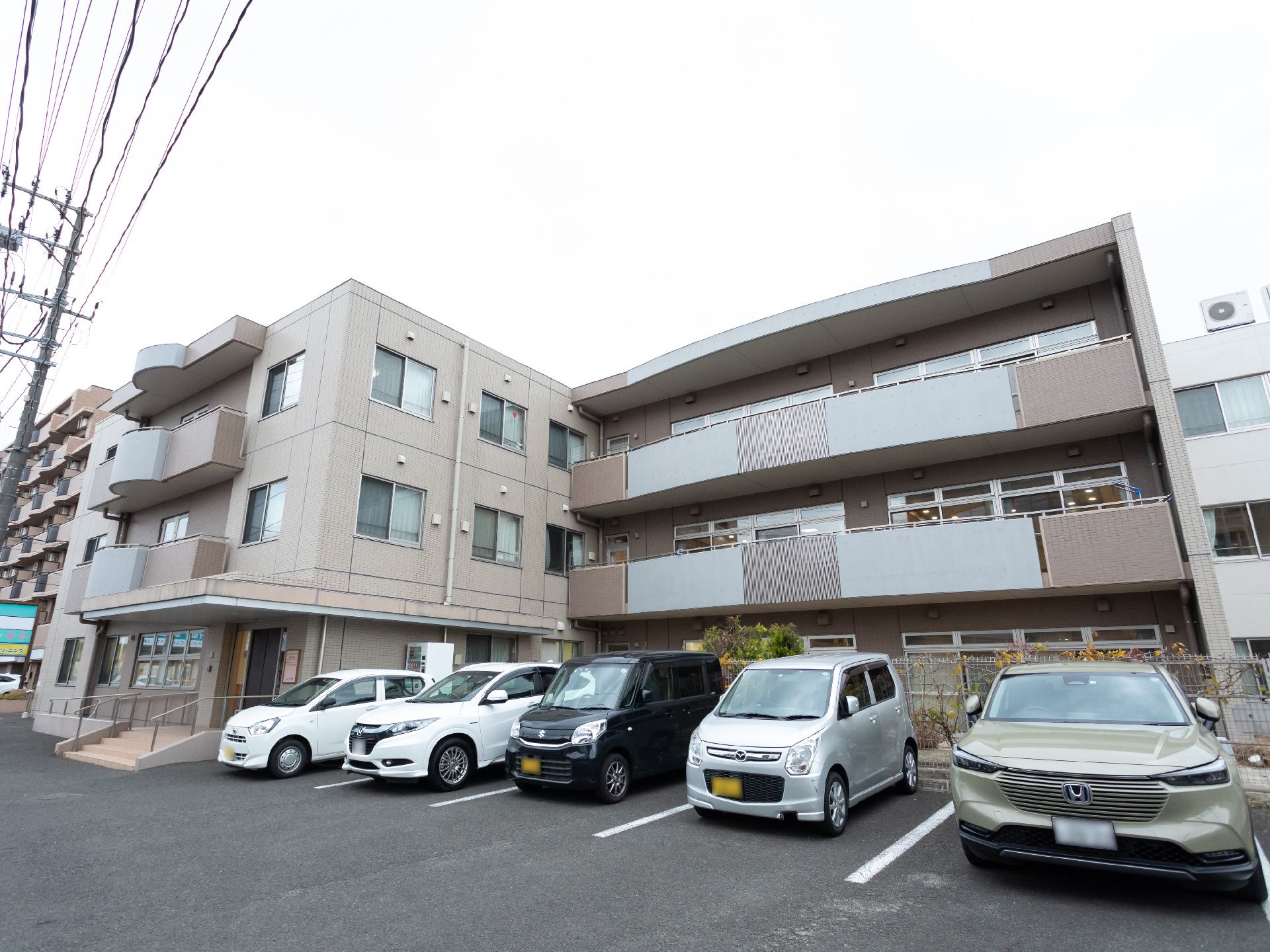 3階建ての有料老人ホーム外観