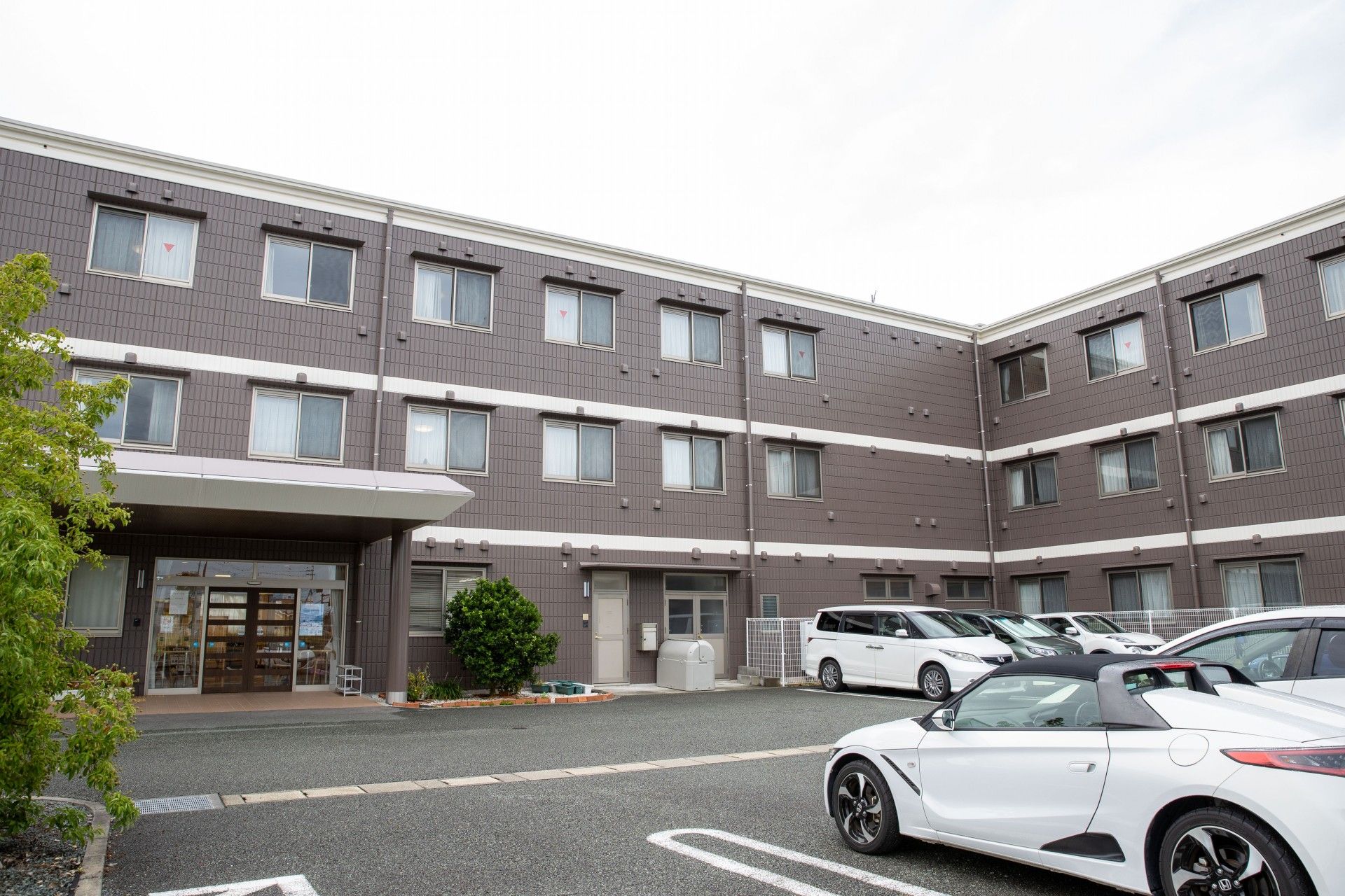 ゆったりとした入口の建物