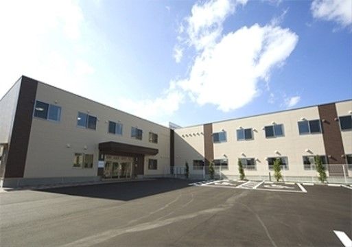 ニチイケアセンターひろおもて秋田の外観。白い清潔感のある外壁が特徴の施設外観となっております。
