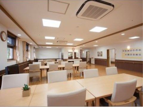 ニチイケアセンターひろおもて秋田のリビング。毎日多くの入居者様で賑わう、楽しいお食事風景となっております。