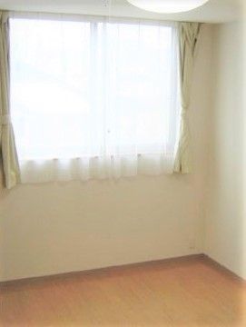 ニチイケアセンター山形桧町の居室。ご自宅から家具を持ち込んでの生活ができるので毎日を快適にお過ごし頂けます。