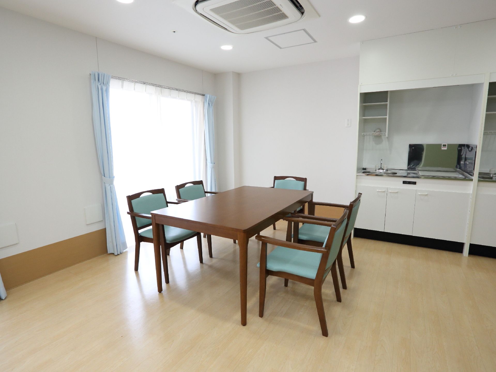 パントリーを完備。ミニキッチンが2つ設けられている。5人掛けのダイニングテーブルが部屋に設置されている。空調完備。