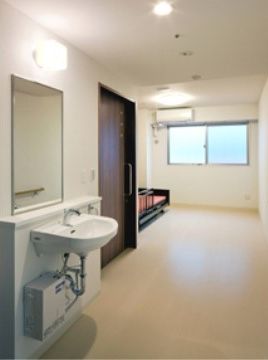 「プラチナ・シニアホーム川西中央」の居室。夜間に行きやすいよう、洗面台やトイレは予め設置されている。