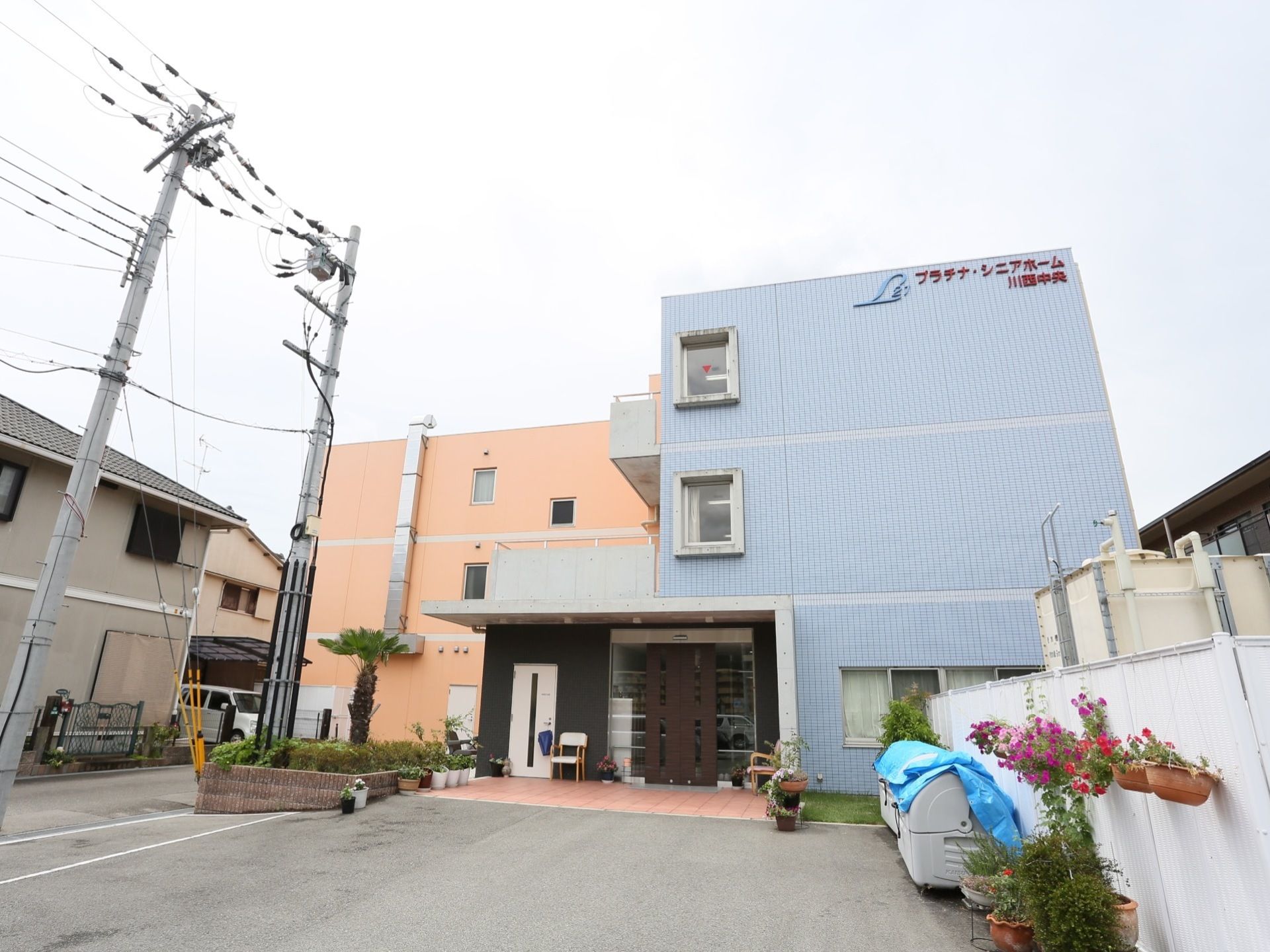 道路沿いに施設の建物があるため、施設の送迎車両などは速やかに駐車場にアクセスすることができ便利である。