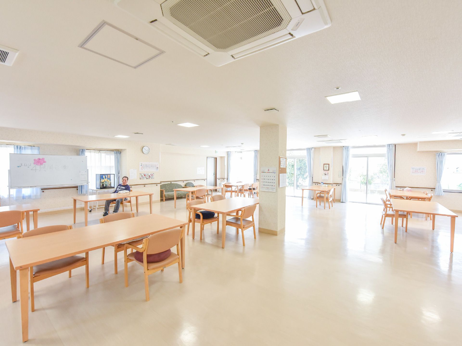 大人数が収容できる広い空間で、手すりや空調も完備されている。車椅子での利用も楽に移動できるようになっている。