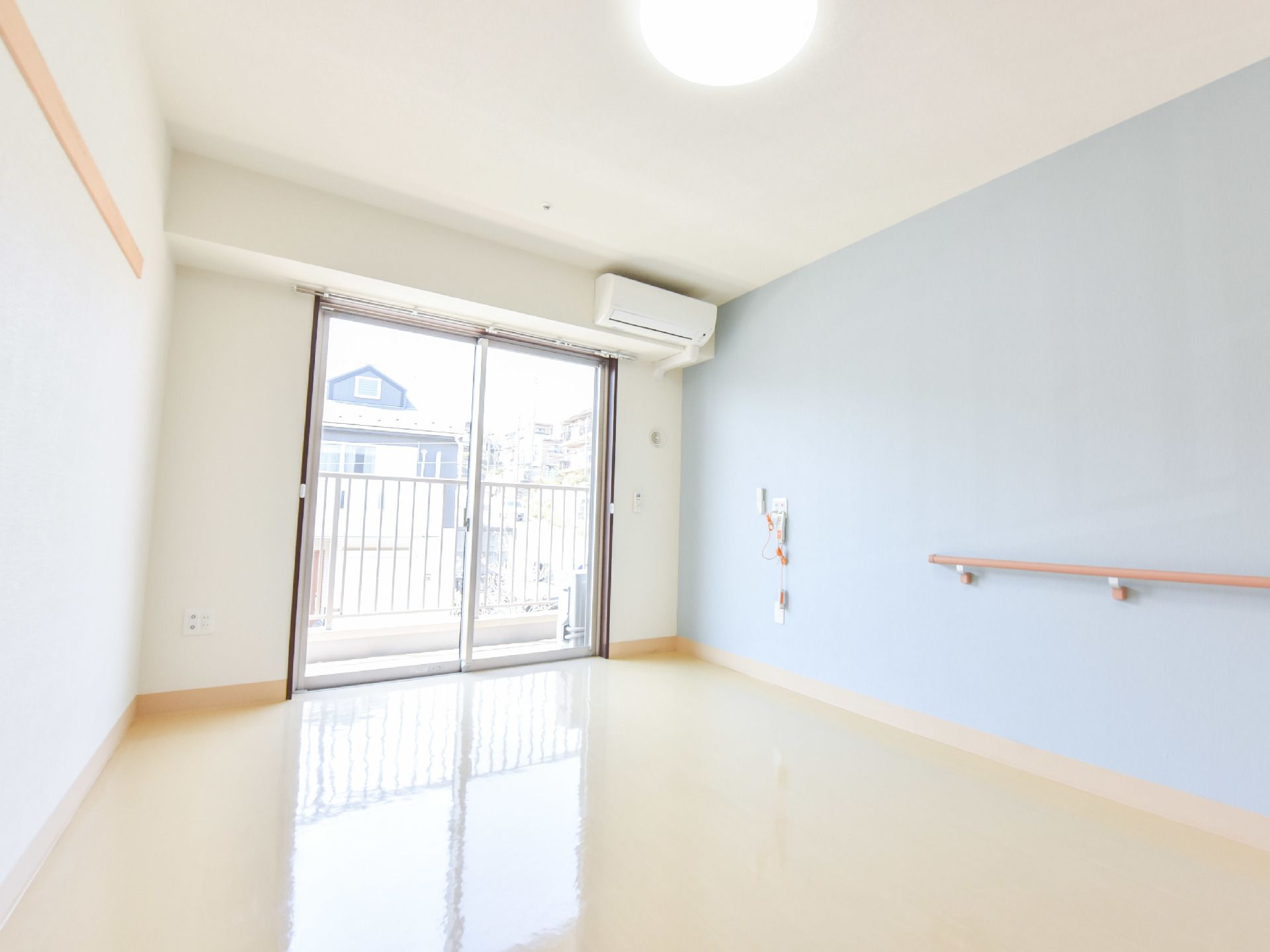 部屋には、窓とエアコンが設置されている。エアコンにより、温度の調整も容易にすることが出来る。ナースコールが付いている。