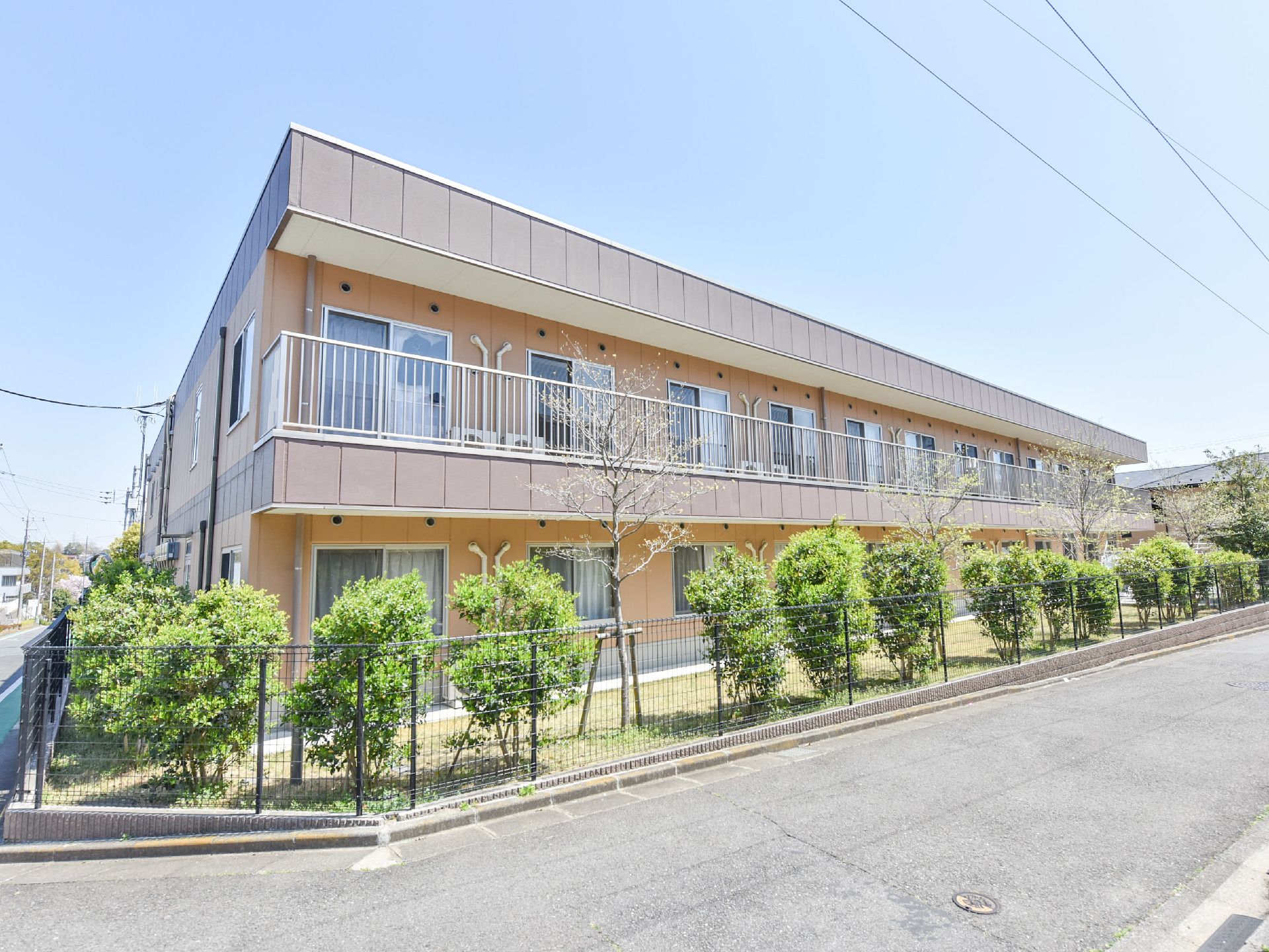 部屋全面に窓がある２階建てのシニアホームである。周りには高い建物がないので、日当たり、通気が抜群である。