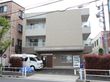 3階建てのマンション型建物で、通りに面しているので、分かりやすい場所にある。送迎車や自動販売機などがある。