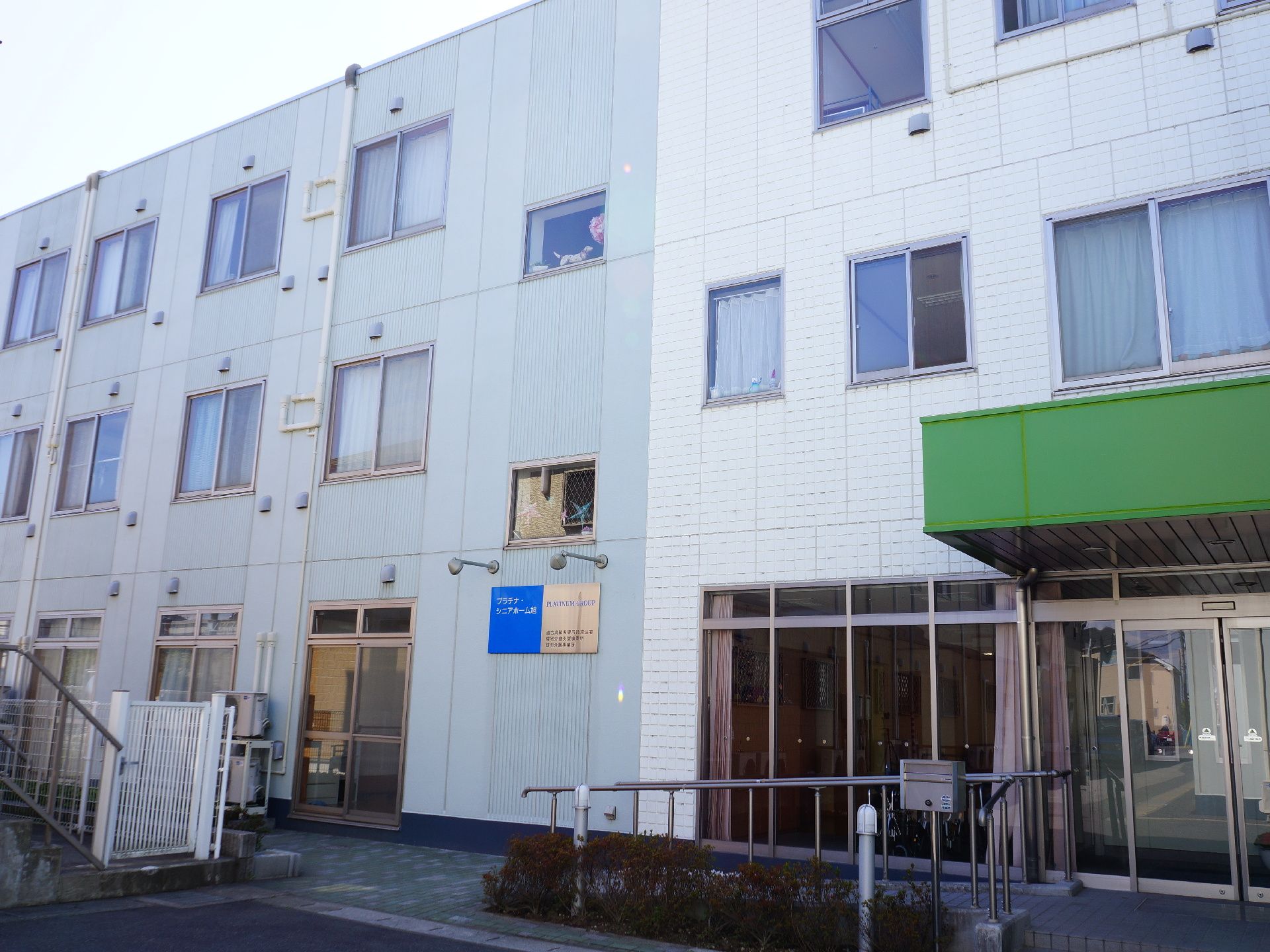 3階建て部分である。窓が多く付いているので、採光、換気が充分できる。自動ドアになっているので、車椅子での出入りがスムーズである。