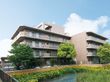 4階建ての建物である。敷地内には建物に隣接して駐車場が設けられており、周囲には樹木が植えられている。