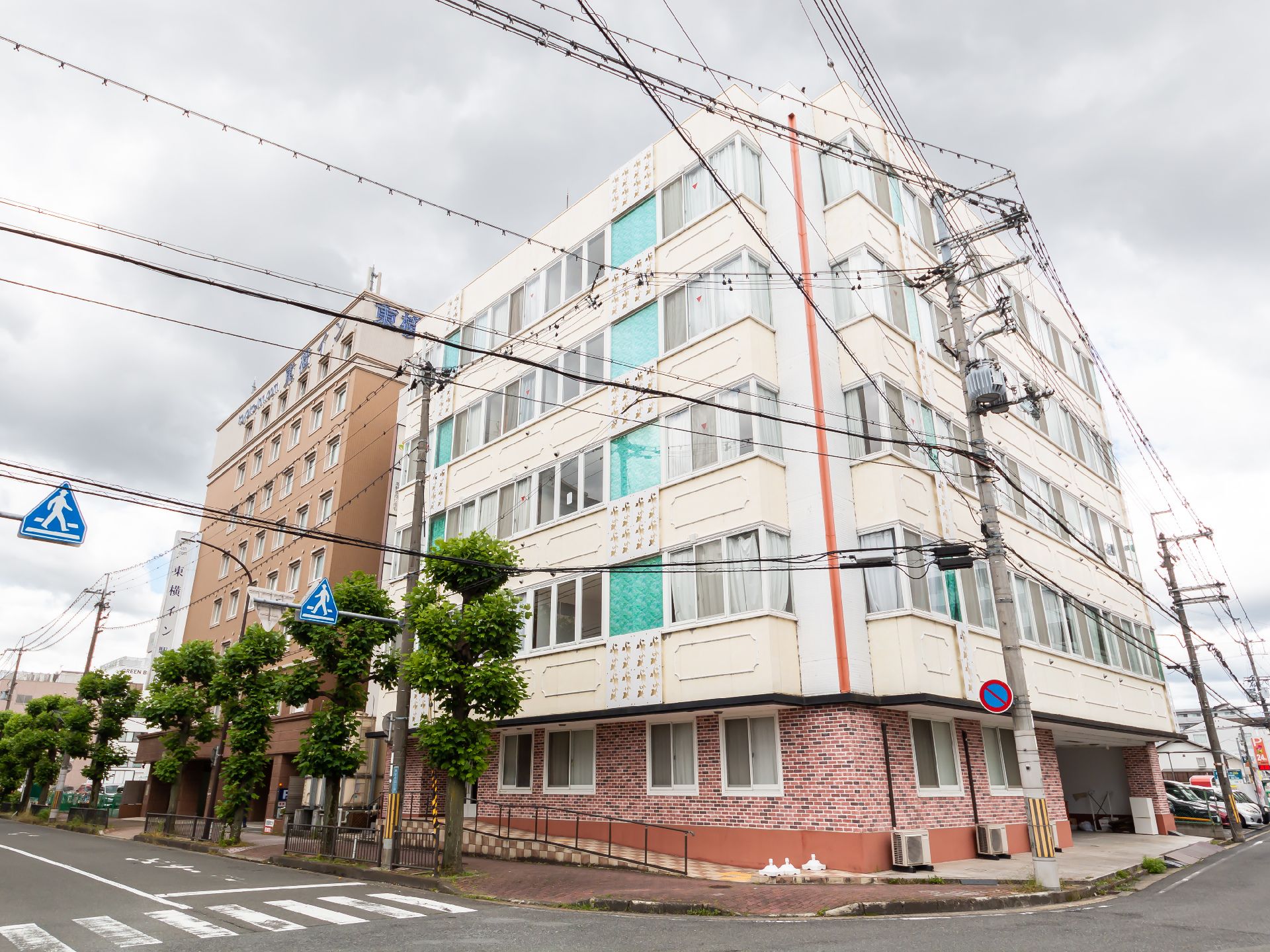 段差が排除された、車椅子の方でも楽に入館できる施設の外観