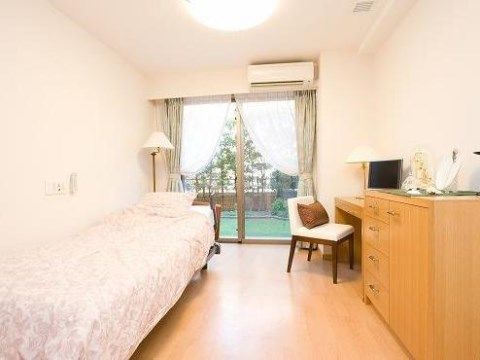 「トラストガーデン杉並宮前」の居室。居室に大きめの窓を設置しており、中庭に出られる。