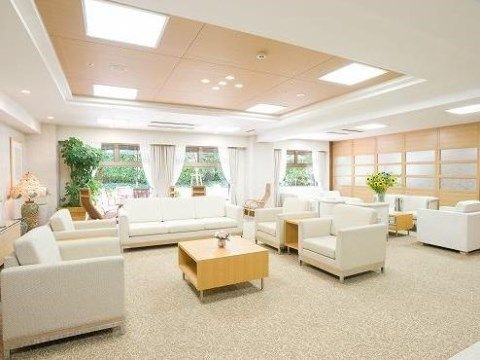 「トラストガーデン杉並宮前」の共有スペース。ホワイトタイル、オークを取り付けた明るく居心地の良い施設になっている。