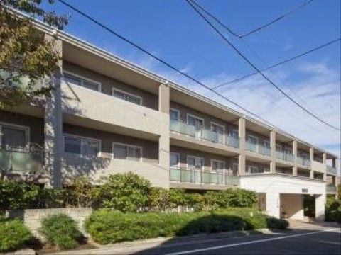 トラストガーデン桜新町の外観。清潔感の溢れる白い外壁が特徴の施設外観となっております。