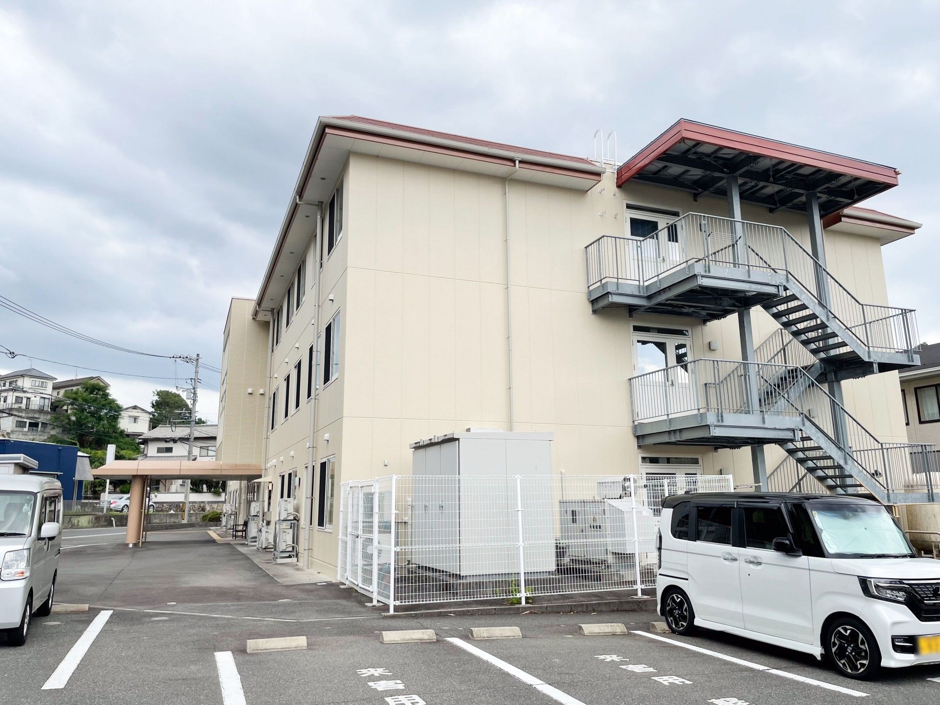 駐車場と建物の外観