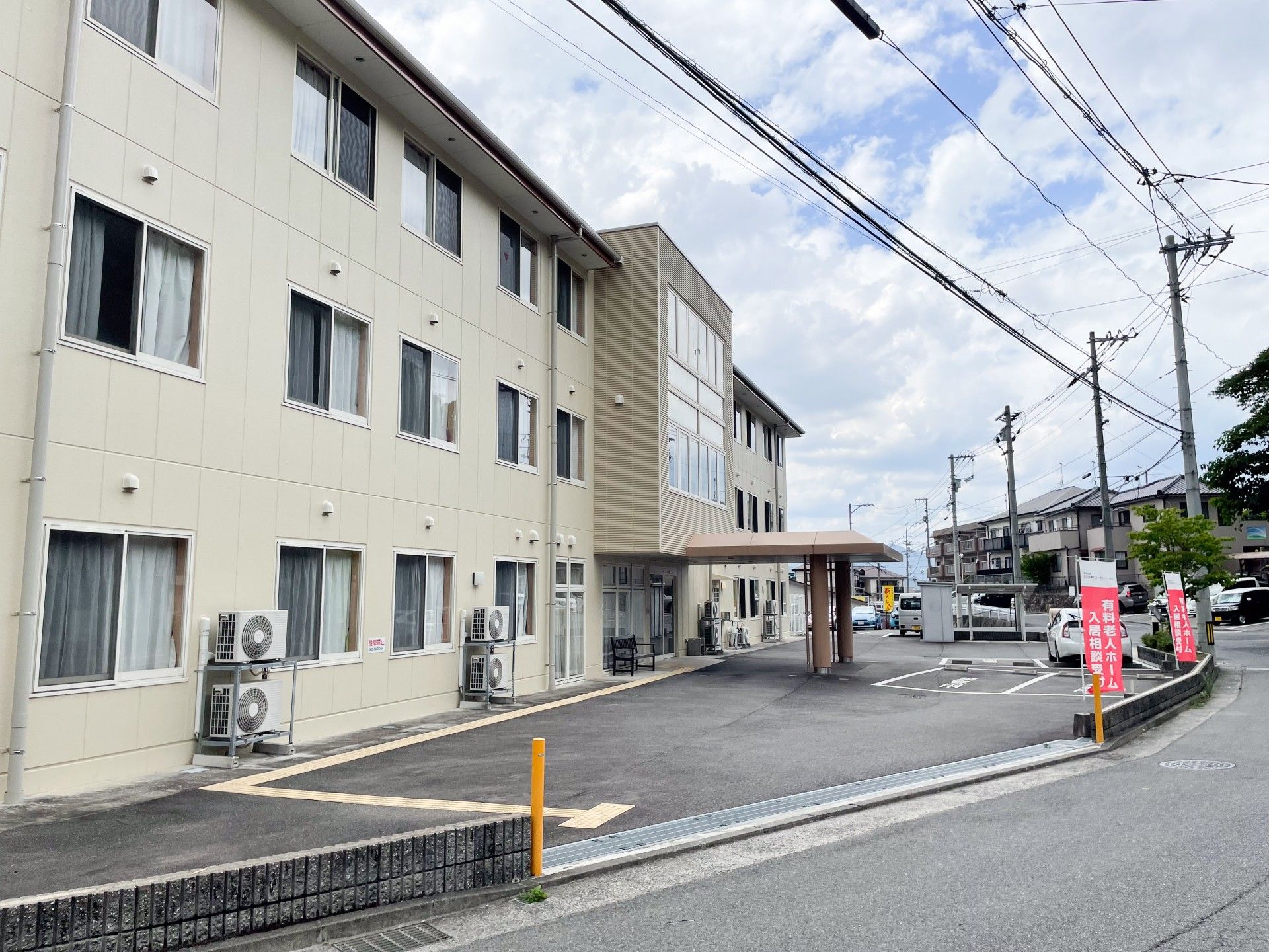 広い駐車場のある建物