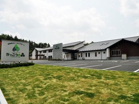 「サービス付き高齢者向け住宅 かっこうの森」の駐車場。数十台止められる広い駐車場となっており、お車での訪問の際に車を止められる。