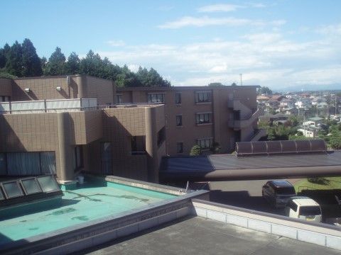 「サン・パレ加瀬」の屋上。施設の屋上から見渡せる街並みの景色が美しく気持ち良い。