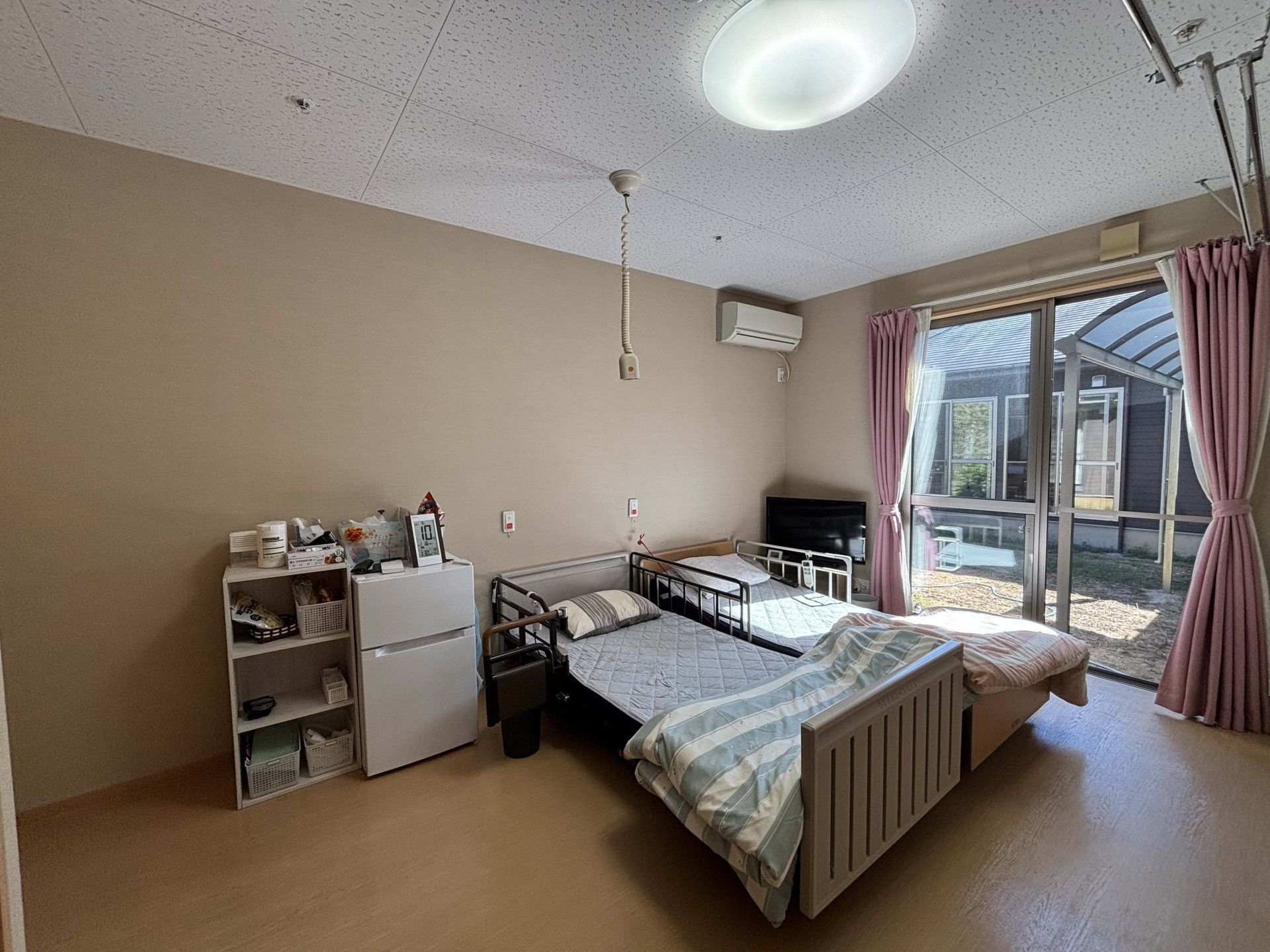 日差しが差し込む居室