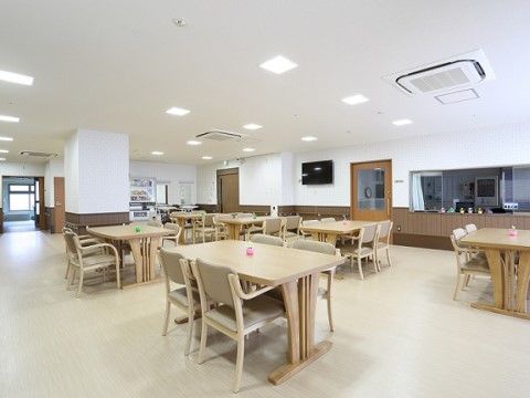 北田辺 輝きの郷のダイニング。毎日多くの入居者様が賑わう、楽しいお食事風景となっております。