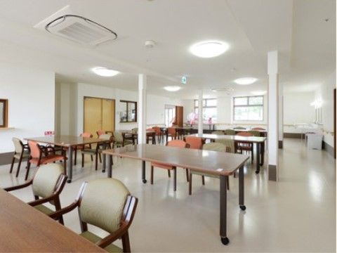 「ふるさとホーム古河」のリビング。出来たての美味しい食事をいただきながら、入居者との交流をしている。