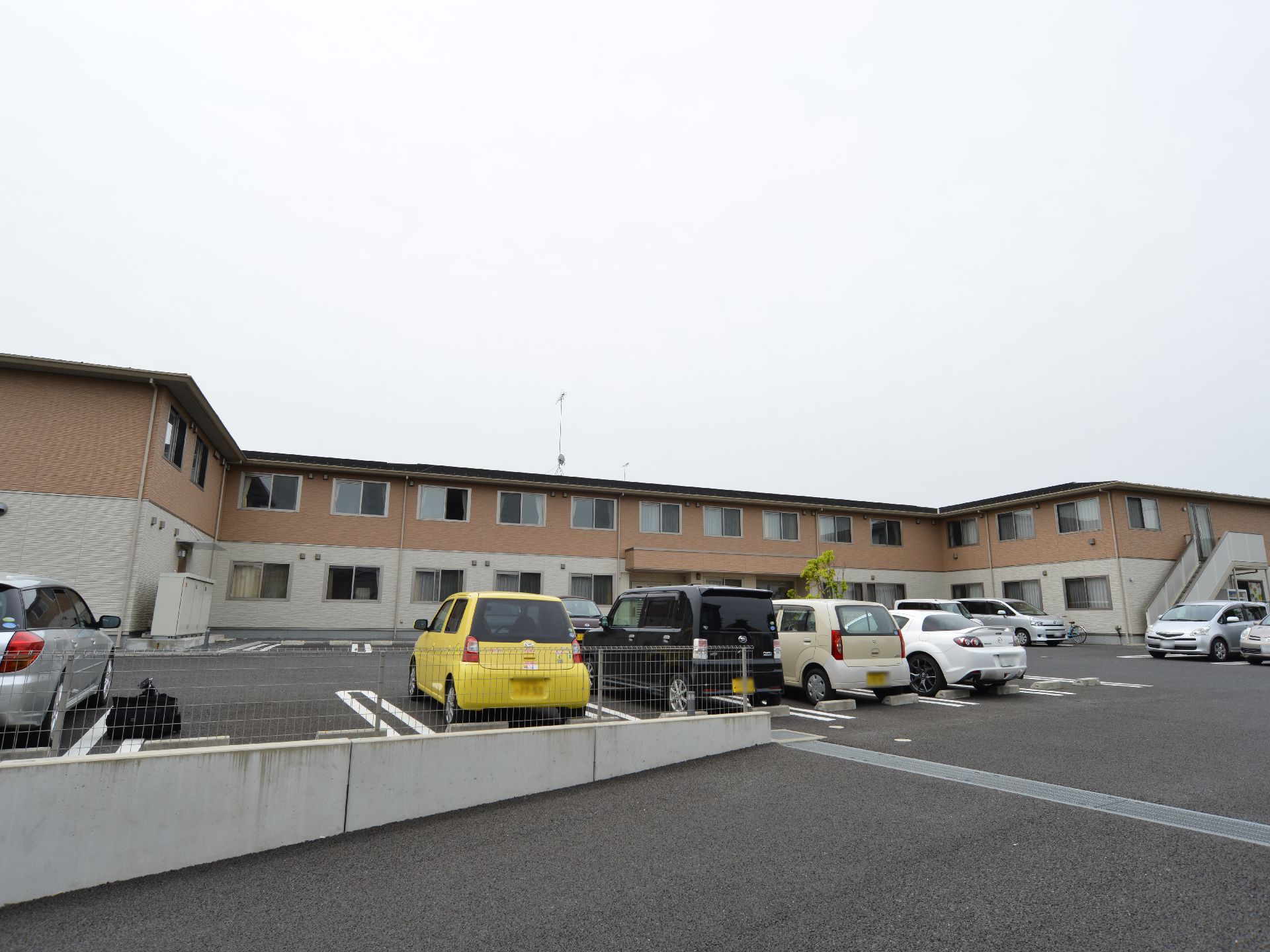 ホームの敷地はかなり広く、駐車スペースもかなり広々としている。ホームの周りには高い建物もなく開放感がある。