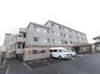 広々とした敷地に建てられている施設の外観はグレーを基調とした洋館のような佇まいになっている。敷地内に駐車スペースを完備している。