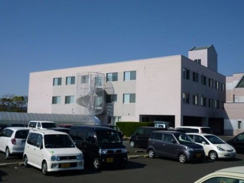 複合施設 ホーム・スイートホームきらり（介護付・住宅型併設）の外観。大きな駐車場を完備しておりますので、ご来訪の際はお車でのお越しが可能となっております。
