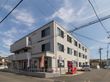 施設は３階建ての建物になっている。建物の中には系列の接骨院が併設されている。建物横には駐車場が設けてある。
