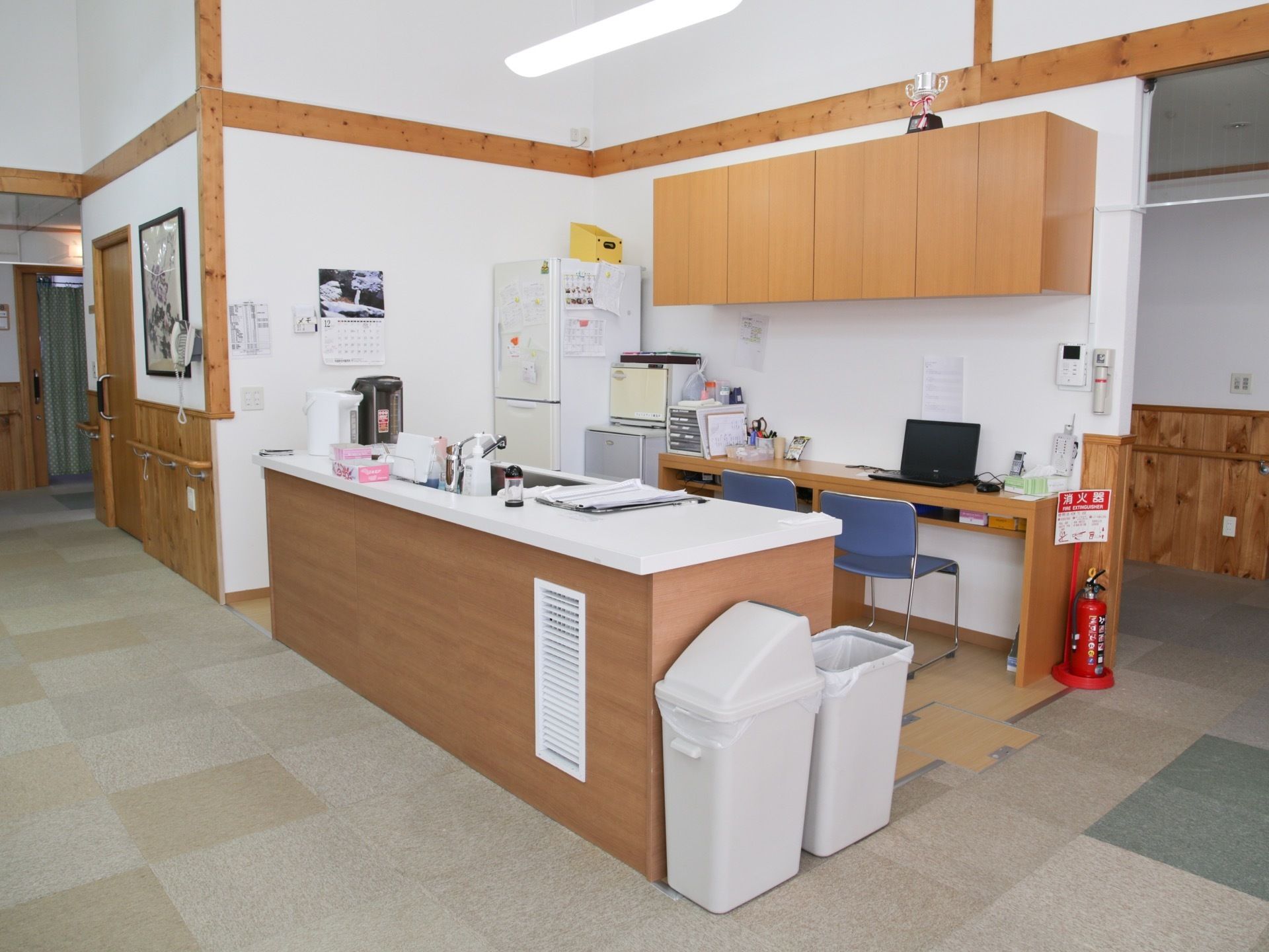 食堂の一角にスタッフが常駐しているスペースがある。キッチンや冷蔵庫、事務机、パソコンが完備されている。