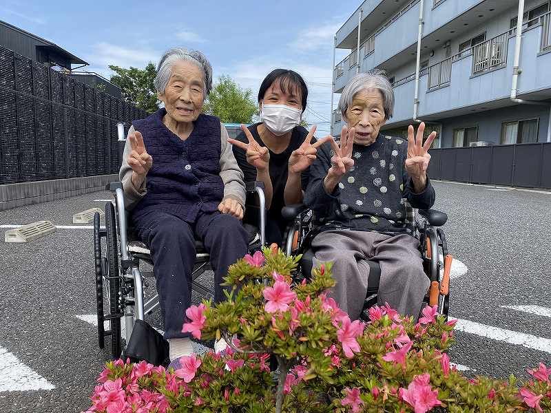 笑顔のご入居者様とスタッフ