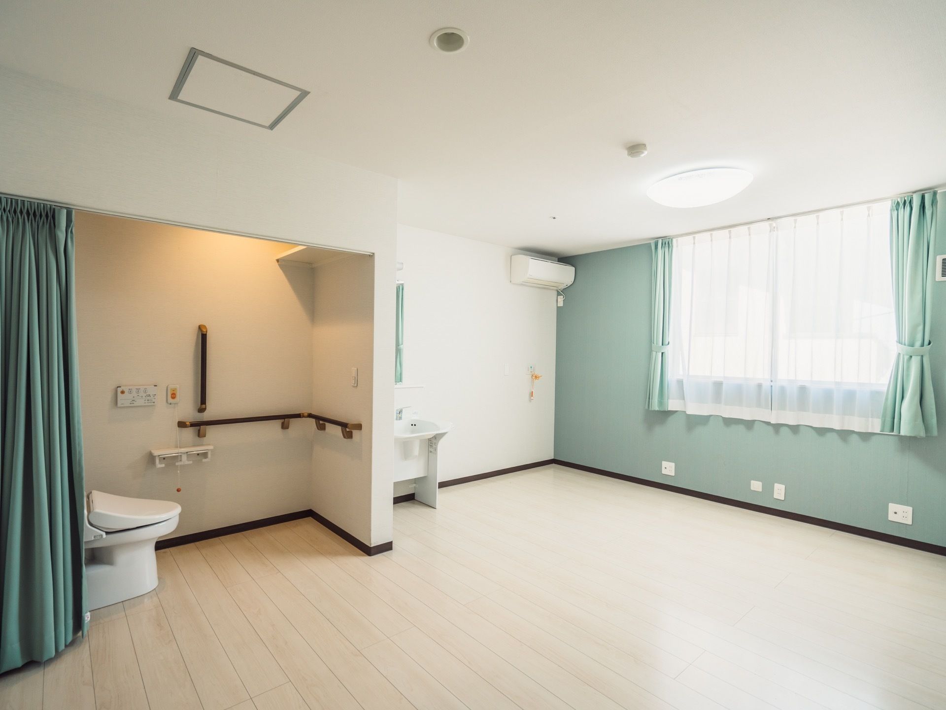 居室のトイレの壁には複数の手すりが設置されている。立ち座りをする際に、つかまって体を支えることができる。