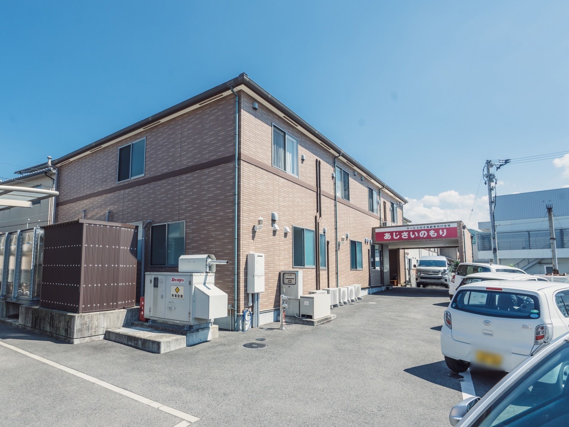施設の敷地はゆとりがあり、玄関の前のスペースが広く確保されている。屋根の下まで車で乗り入れることができる。