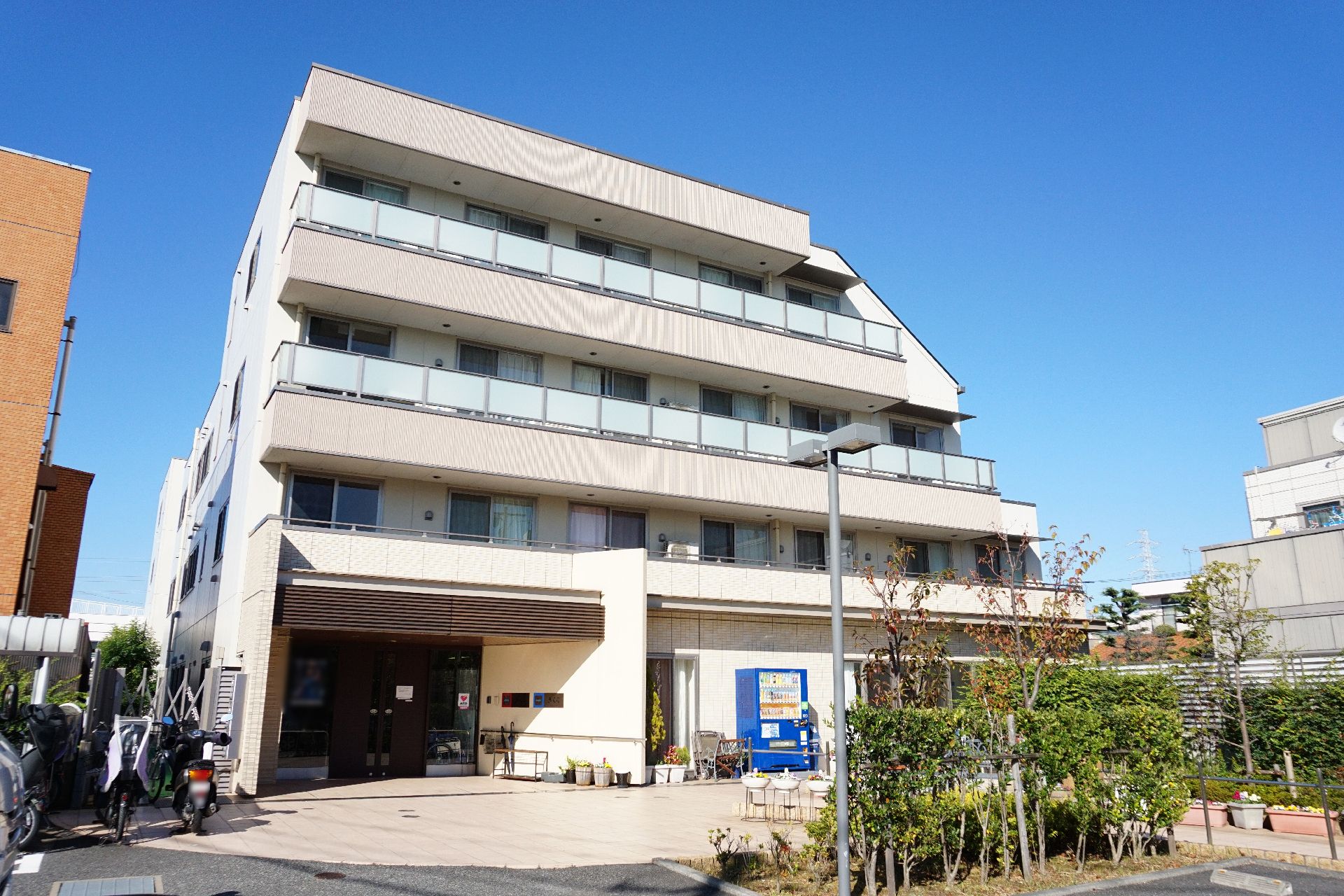白い外壁でマンションのようにも見える施設の外観